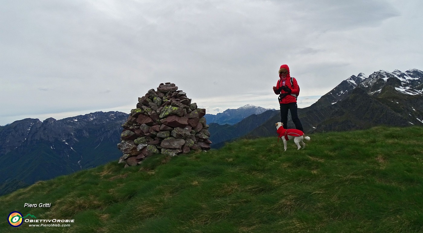 88 All'omino del Monte Avaro (2085 m) sferzati dal vento freddo.JPG -                                